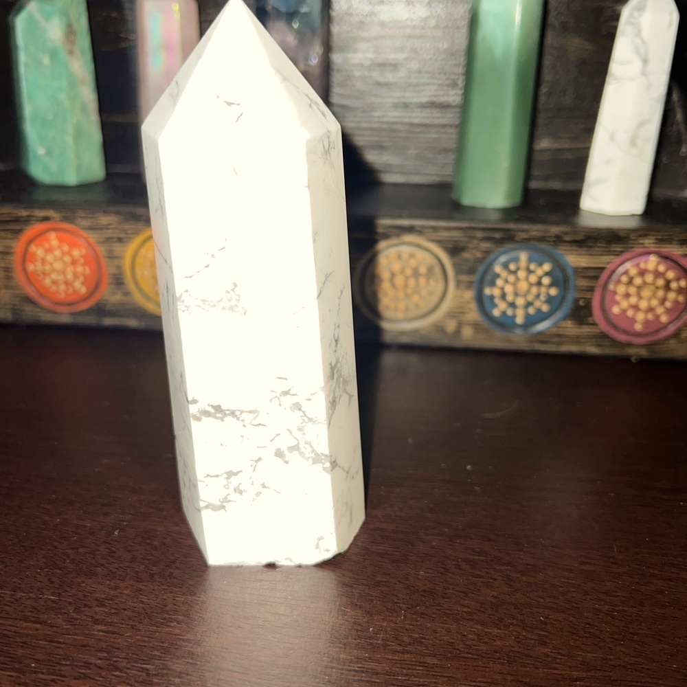 Large White Howlite Crystal Tower. - Picture 3 of 5